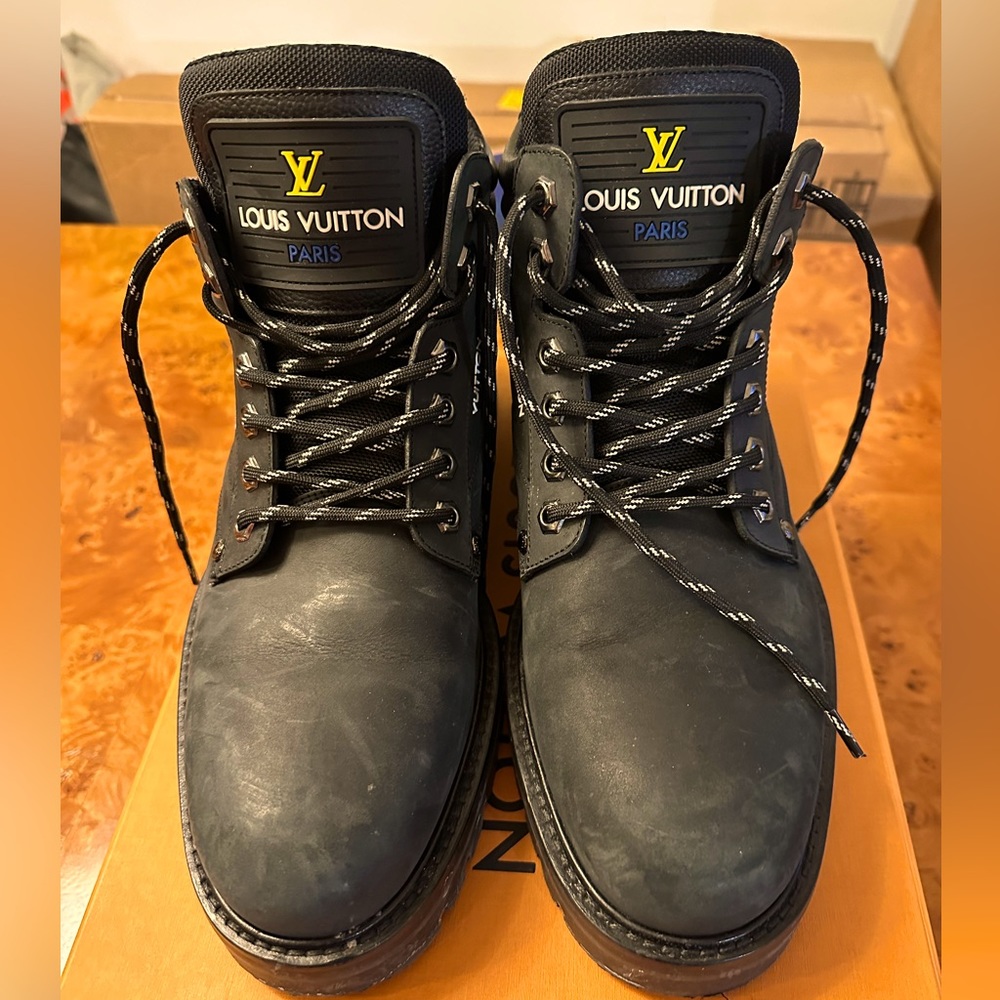 Louis Vuitton Oberkampf Boots Men’s US Size 9
I never wore and no dust bags.